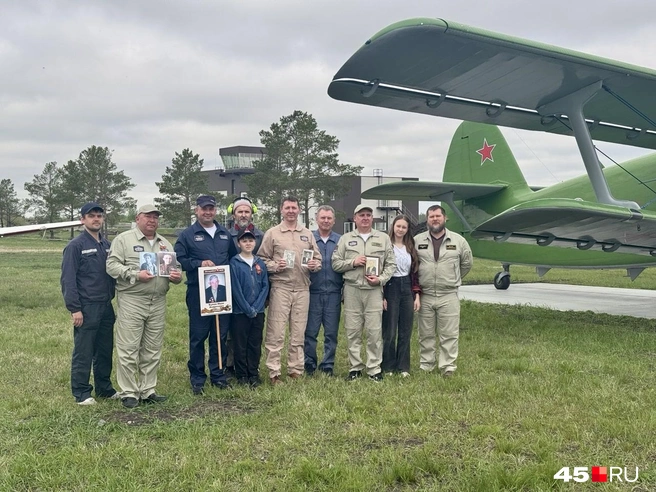 Летчики взяли с собой фотографии ветеранов войны и тружеников тыла | Источник: пресс-служба летного центра «Логовушка»