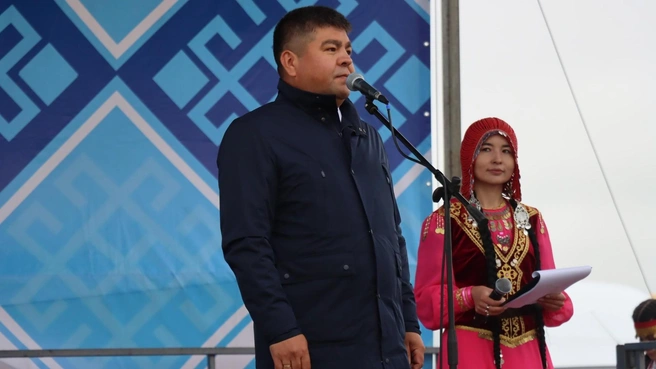 Чиновник на сабантуе в Медногорске Оренбургской области | Источник: Рустам Шарипов / Vk.com