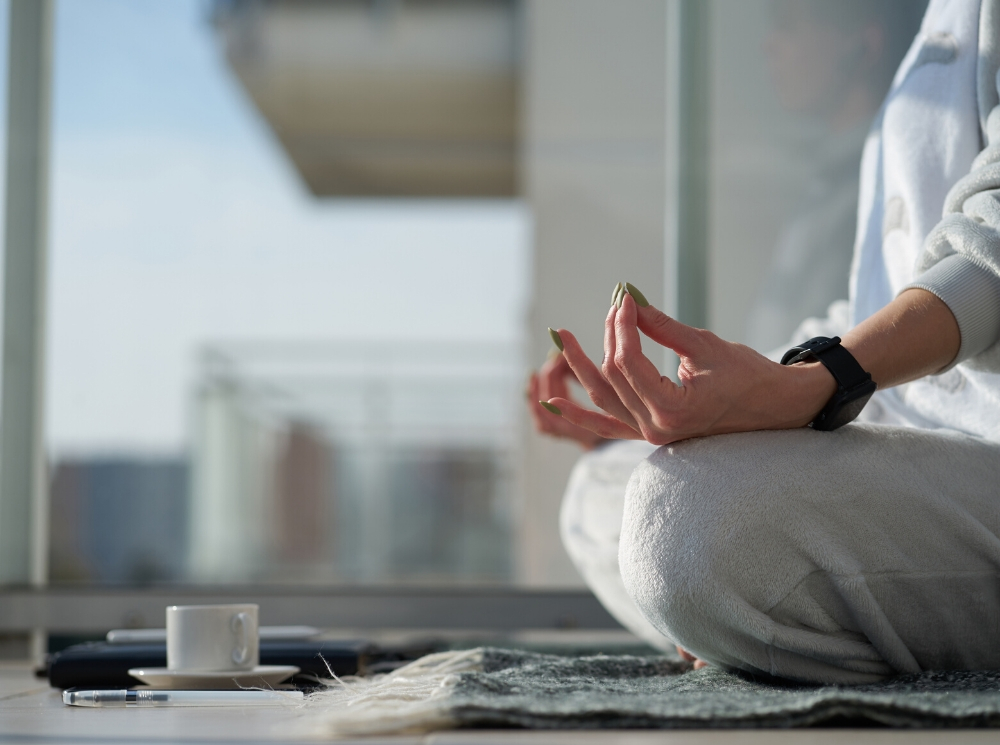 Йога против стресса: 5 асан, которые помогут успокоиться | marieclaire.ru