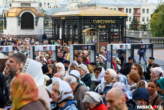 Толпились люди и у входа в храм | Источник: Артём Устюжанин / MSK1.RU