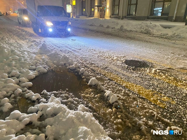 Сервис Gismeteo предупреждает, что сейчас температура воздуха составляет 0 градусов, к вечеру возможно похолодание до -6 градусов | Источник: Анастасия Хрипушина/NGS.RU