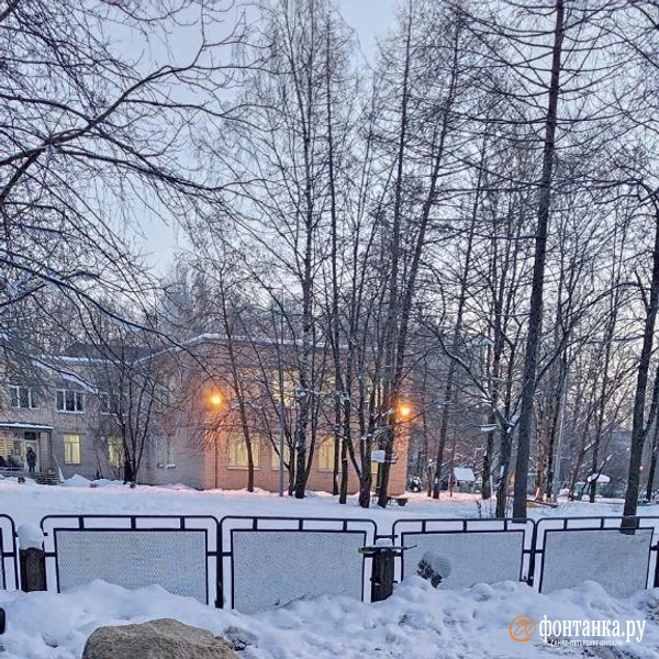 Холмы соли выросли во дворах на Гражданском проспекте. Это чисто рабочий момент — объясняют в райадминистрации | Источник: читатель «Фонтанки»