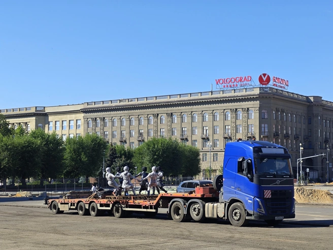Грузовик с фонтаном встал напротив Главпочтамта | Источник: Дмитрий Васильев
