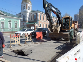 Изначально обрушилась часть асфальта, а после закапывания грунт там вновь просел | Источник: Кирилл Хафизов / 59.RU