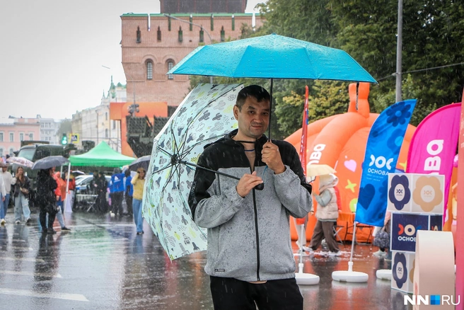 Один зонт хорошо, а два — лучше! | Источник: Наталья Бурухина / NN.RU