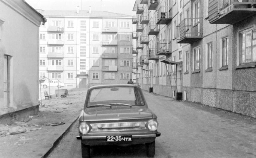 «Запорожец» во дворе дома на Богомягкова, 75. 1971 год | Источник: Алексей Шегера / группа «Чита&nbsp;— фото из прошлого» во «ВКонтакте»