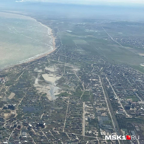 Потоки воды затопили жилые дома и поля | Источник: Екатерина Рябчук / MSK1.RU