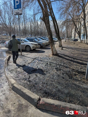 У кого бы попросить нам калоши поносить? | Источник: Илья, читатель 63.RU