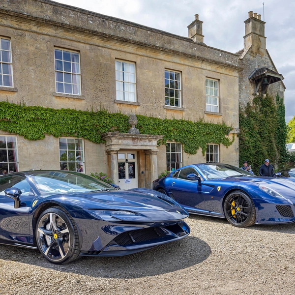 Коллекция роскошных автомобилей Ferrari выставлена ​​перед домом Ника Мейсона, барабанщика Pink Floyd, в Коршаме, Уилтшир, Великобритания, 8 июня 2024 года | Источник: Nigel Jarvis/Shutterstock/Fotodom.ru