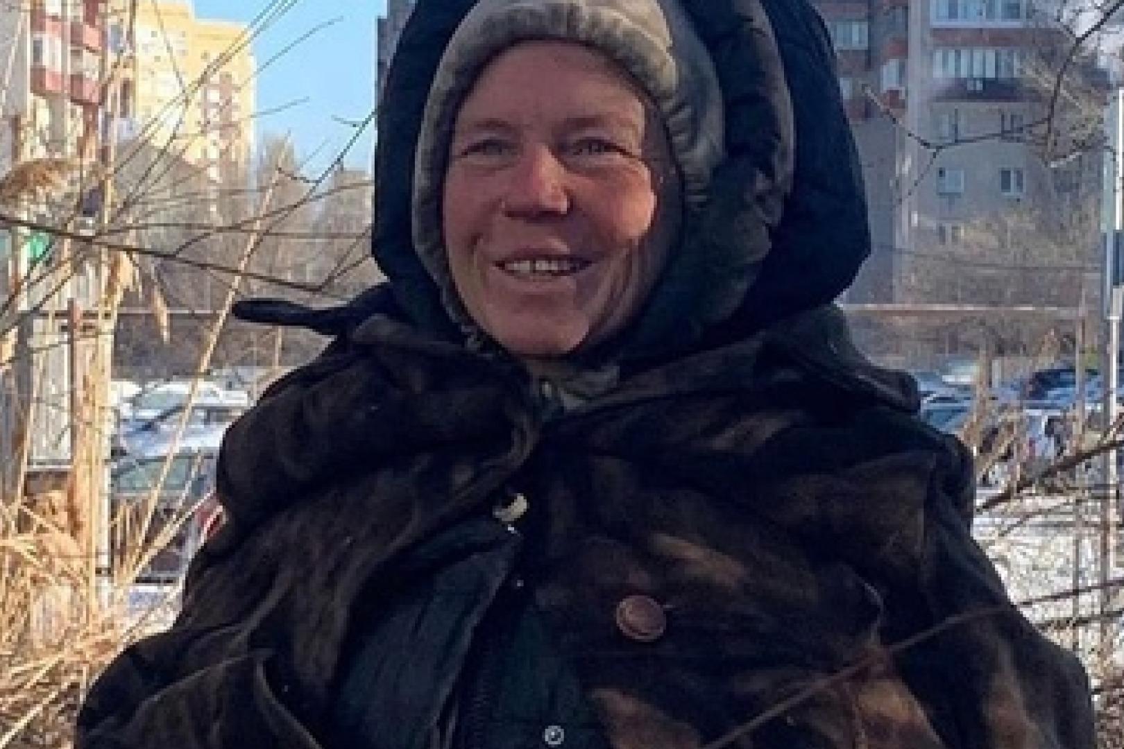 24 бомжа. Бездомная женщина Красноярск. Женщина бомж Бездомный.