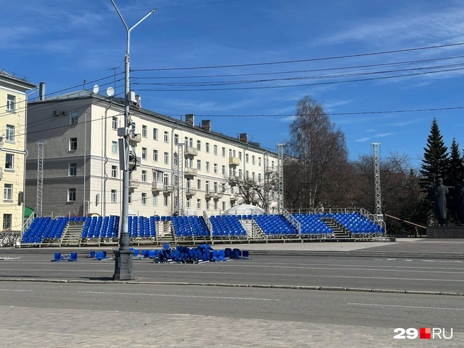 На площади Мира уже собирают трибуну | Источник: Анастасия Гусева