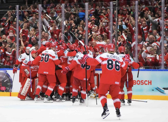 Сборная Дании после победы над Канадой | Источник: пресс-служба IIHF