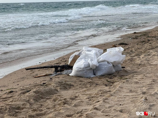 Спасатели и волонтеры вновь активно убирают побережье | Источник: Валерия Дульская / 93.RU