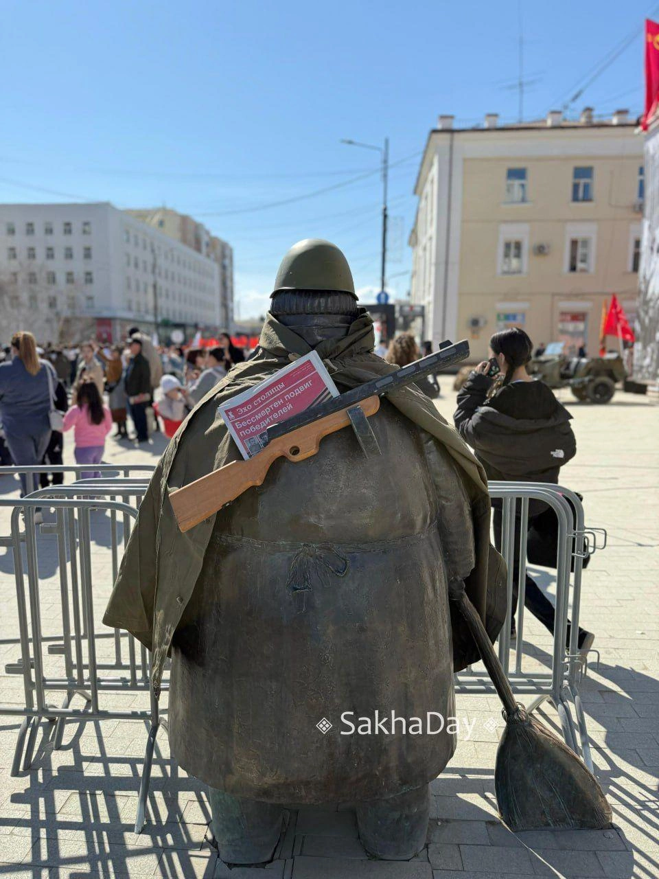 Очаровательный дворник у кинотеатра «Центральный» готов к 9 мая | Источник: sakhaday / Telegram