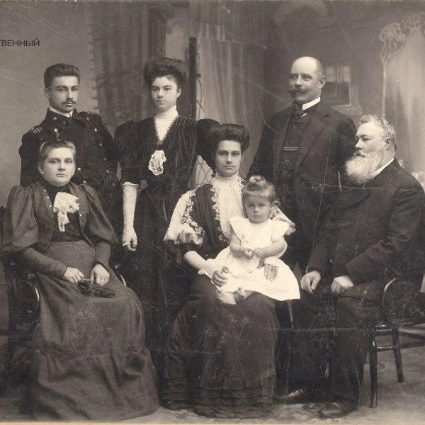 Семья интеллигентов выбралась в фотоателье, чтобы сделать общий портрет. Начало XX века | Источник: Госархив Пермского края