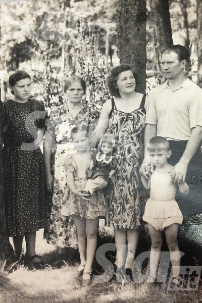 Будущая Примадонна со своими родными: папой Борисом Михайловичем, мамой Зинаидой Архиповной, братом Женей, бабушкой Марией и двоюродной тетей Валентиной Петровной, 1955 год