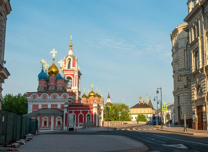 Кадр из фильма и современный вид на Варварку | Источник: Collection Maykova/Shutterstock/Fotodom.ru