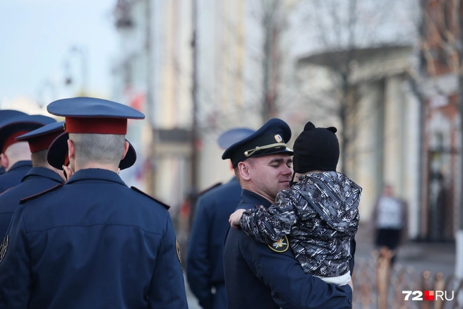 Дети пришли на парад тоже. И не просто так, а посмотреть, как маршируют папы | Источник: Ирина Шарова / 72.RU