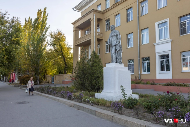 Школа на площади Дзержинского ранее носила имя Михаила Калинина | Источник: Константин Завриков / V1.RU