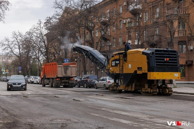 Водителям придется вспоминать навыки скоростного руления, чтобы объехать люки тепловых камер | Источник: Алексей Волхонский / V1.RU