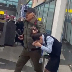 На сотрудницу аэропорта Алматы напали с ножом. Мужчину, обезвредившего преступника, представят к госнаграде