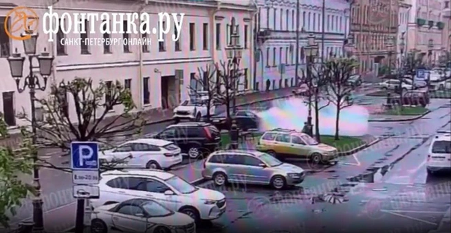 Полил жидкостью и смотрел на дым: момент поджога машины полицейского на Захарьевской попал на видео | Источник: «Фонтанка.ру»