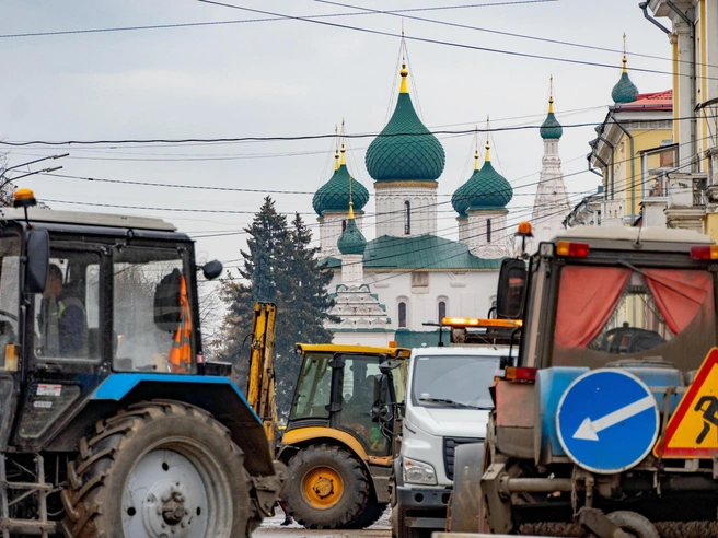 Строительная техника заслоняет вид на храм Ильи Пророка | Источник: Кирилл Поверинов / 76.RU