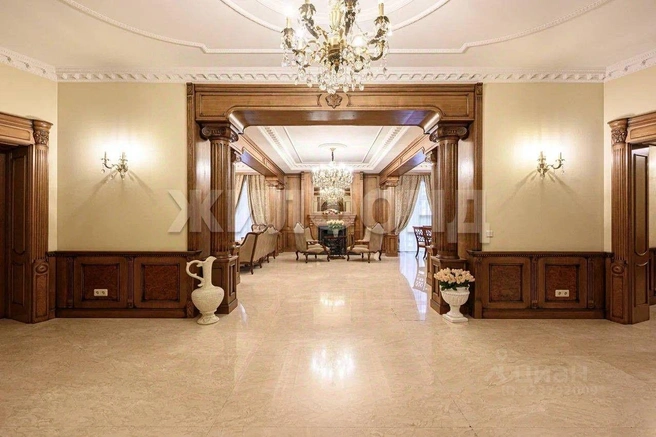 Первый этаж дома занимают прихожая, несколько холлов, спальня | Источник: «Жилфонд» / N1