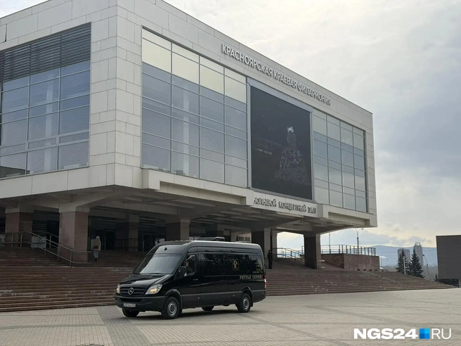 Вокруг ходят сотрудники полиции | Источник: Кадрия Катцина / NGS24.RU