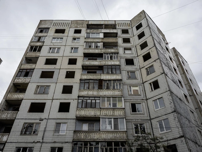 Без окон осталась и сторона дома, выходящая на Ленинградский проспект | Источник: Александр Куренной / 76.RU