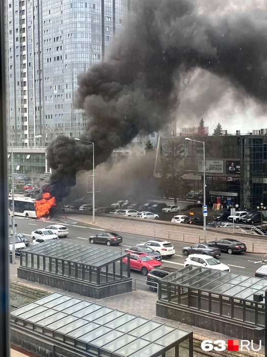Столб дыма поднялся высоко над городом | Источник: читатель 63.RU 