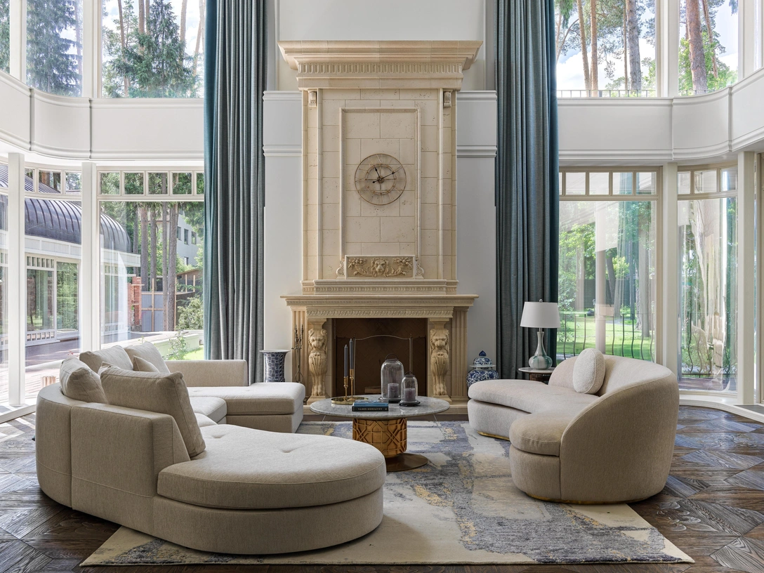 Гостиная. Диваны, BoConcept. Журнальный столик, That’s living. Ковер, «Культура ковров». Декор на столике, Moon Stores. | Источник: Сергей Красюк. стиль: Екатерина Наумова