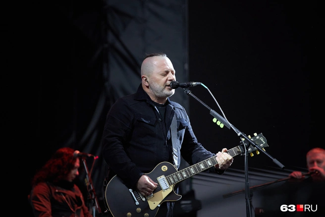 Вадим исполняет на концертах как сольные песни, так и хиты «Агаты Кристи» | Источник: Роман Данилкин / 63.RU