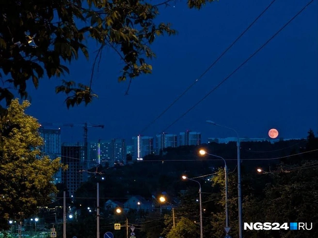Над Красноярском повисла «клубничная» луна | Источник: Мария Ленц / NGS24.RU 