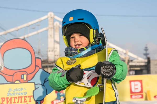 Айза Долматова поставила сына на сноуборд