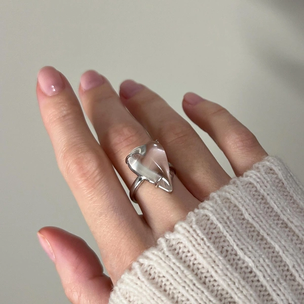 Кольцо Passion с горным хрусталем, The ReasonКрупный кристально чистый горный хрусталь в обрамлении острых шипов из серебра станет отличным дополнением образа любой стильной девушки. Это кольцо подчеркнет романтичность и мечтательность его обладательницы, которые гармонично сочетаются с ее психологической зрелостью и умением выставлять личные границы.