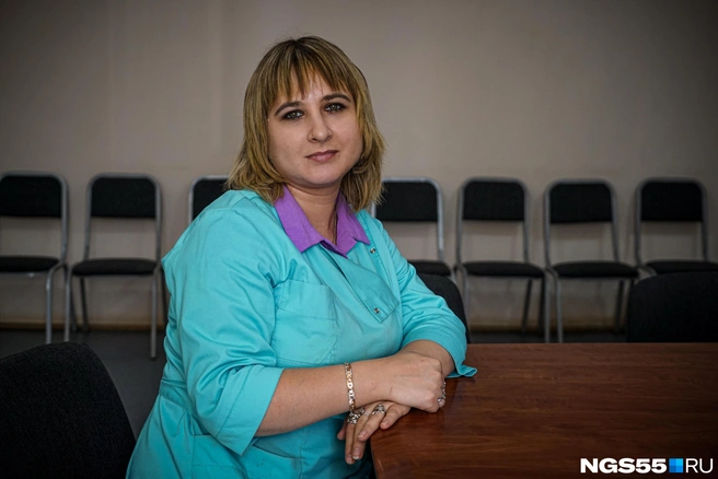 Заведующая поликлиникой Екатерина Казарина переехала сюда из Новосибирска | Источник: Тамара Башаева / NGS55.RU