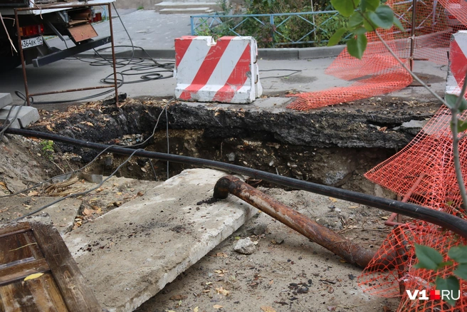 Замена этого куска трубы почему-то долгое время была непосильной задачей для ресурсоснабжающей организации | Источник: Константин Завриков / V1.RU