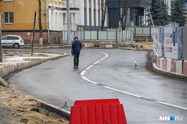 Об открытии объездной на площади Свободы ходило немало шуток среди нижегородцев. Сроки переносили из раза в раз. Однако к концу 2024 года водителей обрадовали — они снова могут ездить через площадь. Правда, частично | Источник: Наталья Бурухина / NN.RU