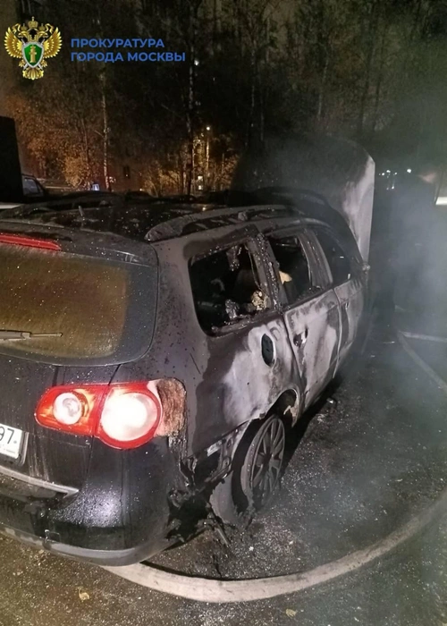 На парковке в Москве сгорели несколько машин, в одной нашли тела людей | www.fontanka.ru
