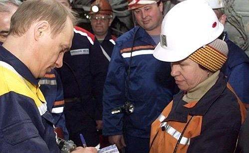 Глава государства раздал автографы работникам шахты | Источник: kremlin.ru