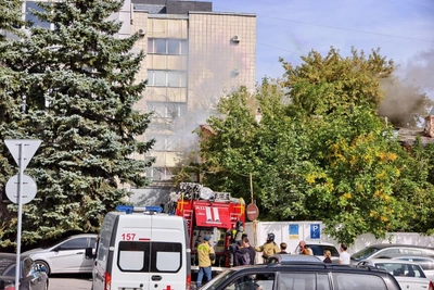 В Уфе тушат заброшенное здание у налоговой