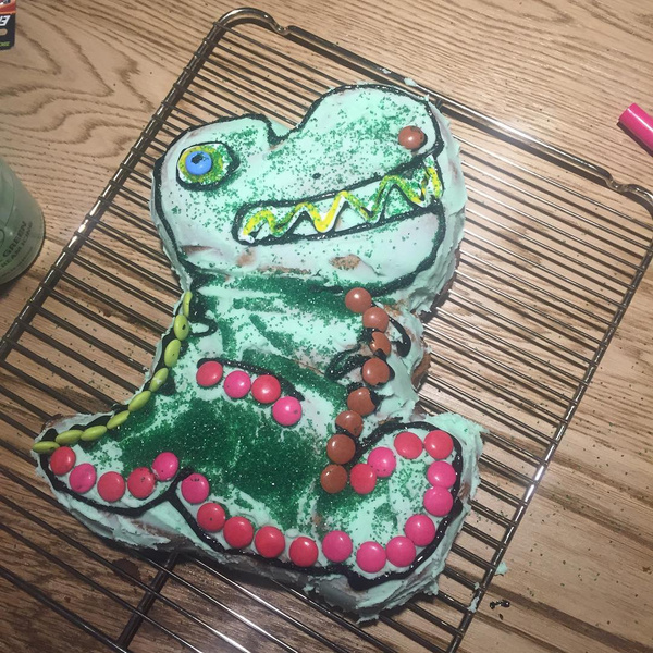 Крис Хемсворт сам испек торт на четырехлетие дочки