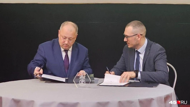 Председатель уральского отделения РАН Виктор Руденко (справа) и Александр Бурцев, директор центра Илизарова | Источник: Дарья Никитченко