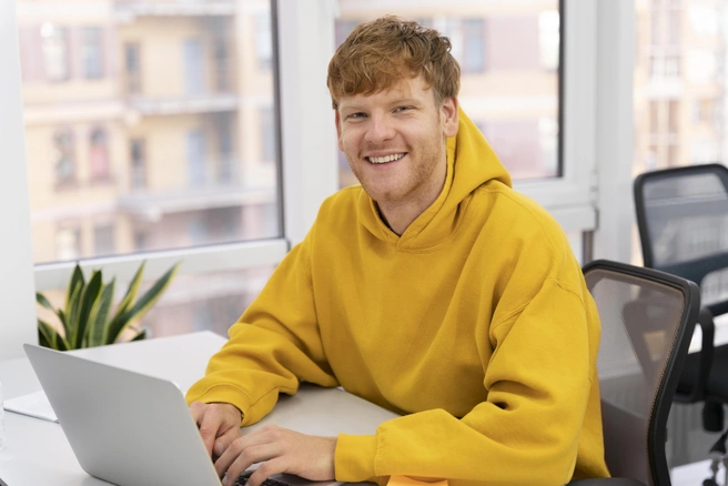 Зумеры постоянно переключаются между мессенджерами и соцсетями, причем заходят в них ненадолго | Источник: Ru.freepik.com