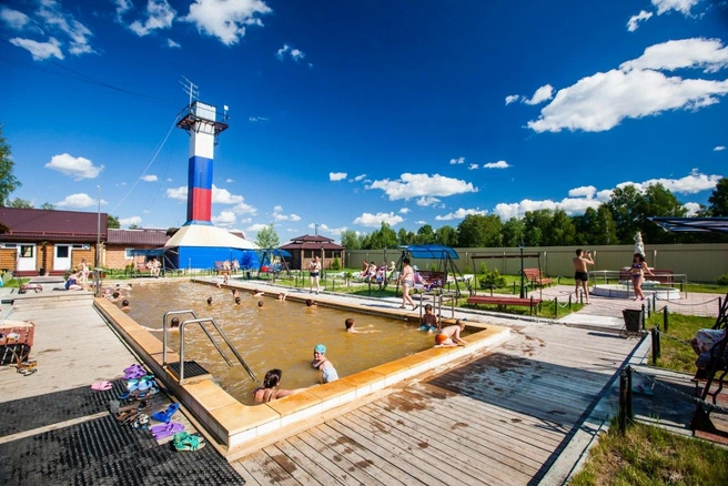 В бассейнах&nbsp;— термальная хлоридно-натриевая йодобромная вода, которая очищает сосуды, выводит токсины, нормализует давление и подвижность суставов | Источник: Sosnovbir / Vk.ru