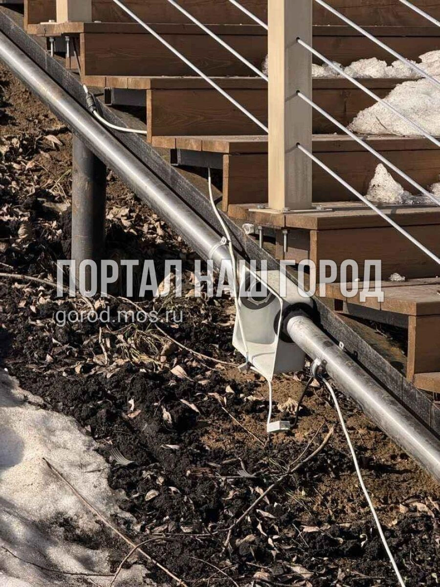 В Новокосино положили под лестницу незащищенные провода | Источник: gorod.mos.ru