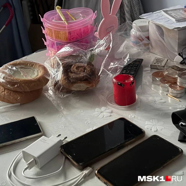 Сейчас семейство вынуждено перебиваться готовой едой из магазина, а вечером зажигать в квартире свечи. | Источник: Елена Халматова / MSK1.RU