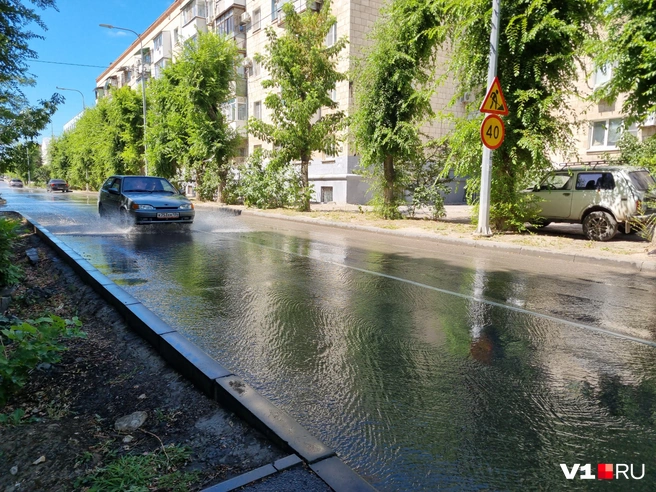Улица Советская в очередной раз стала маленькой речкой в центре Волгограда | Источник: Константин Завриков / V1.RU