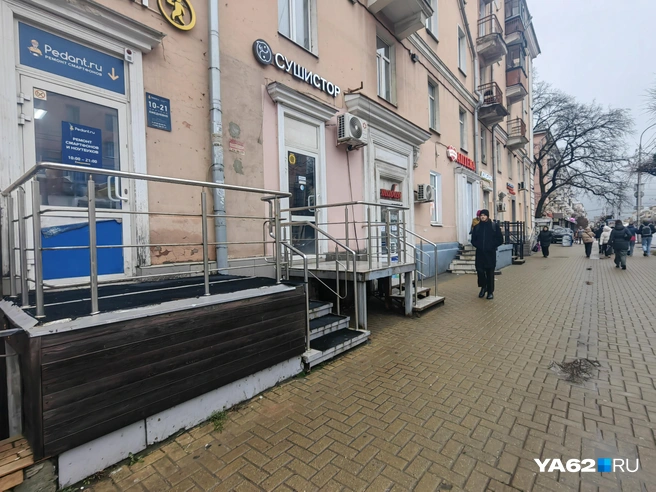 Все магазинчики в центре не подходят для передвижения маломобильных рязанцев, но это не их вина, а особенность старого центра | Источник: Кристина Мельникова / YA62.RU